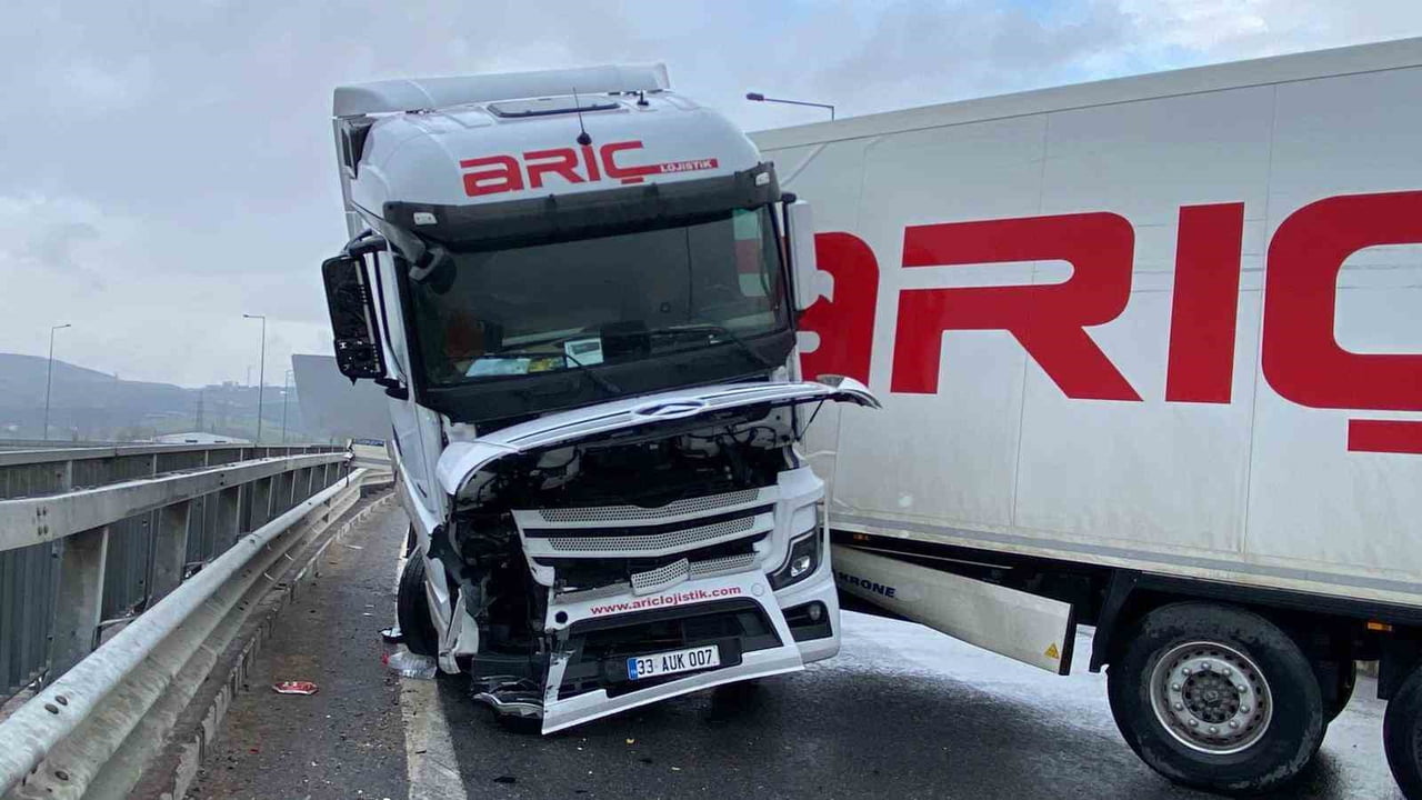 KOCAELİ KUZEY MARMARA BAĞLANTI YOLUNDA YAĞIŞ NEDENİYLE KAYGANLAŞAN YOLDA KONTROLDEN ÇIKAN TIR...