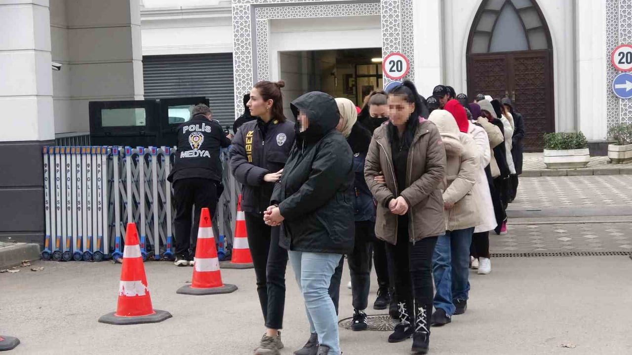 KOCAELİ MERKEZLİ 28 İLDE DÜZENLENEN YASA DIŞI BAHİS OPERASYONUNDA ADLİYEYE SEVK EDİLEN 61...