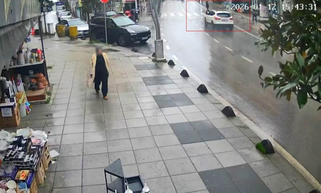 KOCAELİ’NİN ÇAYIROVA İLÇESİNDE YAYA GEÇİDİNDEN KARŞIDAN KARŞIYA GEÇERKEN OTOMOBİLİN ÇARPMASI...