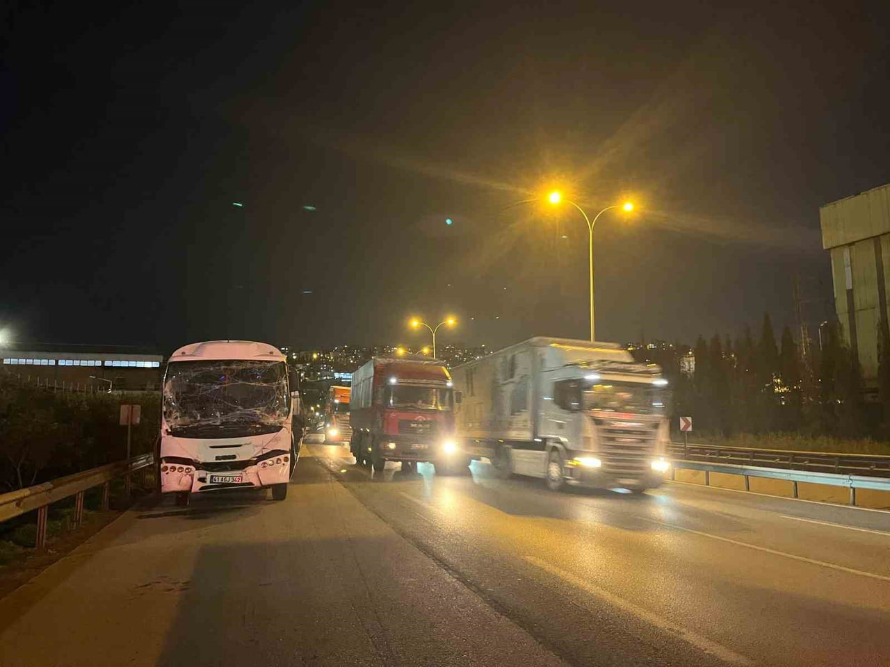 KOCAELİ’NİN DİLOVASI İLÇESİNDE TEM OTOYOLU’NDA SERVİS MİNİBÜSÜNÜN TIRA ARKADAN ÇARPMASI SONUCU 6...