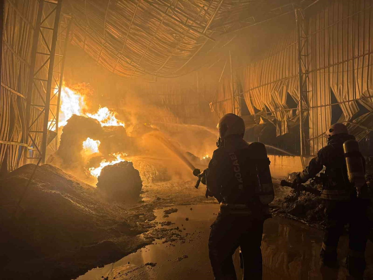 KOCAELİ’NİN GEBZE İLÇESİNDE ATIK NAYLON DEPOSUNDA ÇIKAN YANGIN, İTFAİYE EKİPLERİNİN MÜDAHALESİYLE...