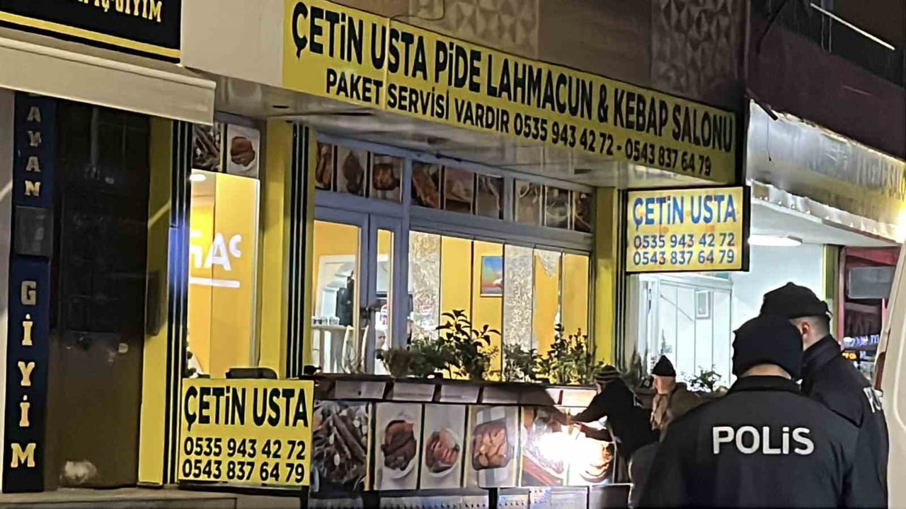 KOCAELİ’NİN GEBZE İLÇESİNDE BİR KEBAPÇIYA, İÇERİSİNDE VATANDAŞLARIN BULUNDUĞU SIRADA SİLAHLI...
