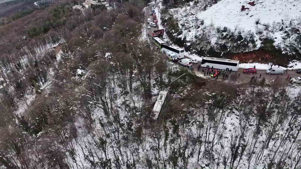 KOCAELİ’NİN KARTEPE İLÇESİNDE ŞEHİR İÇİ TOPLU TAŞIMA OTOBÜSÜNÜN ŞARAMPOLE YUVARLANMASI SONUCU...