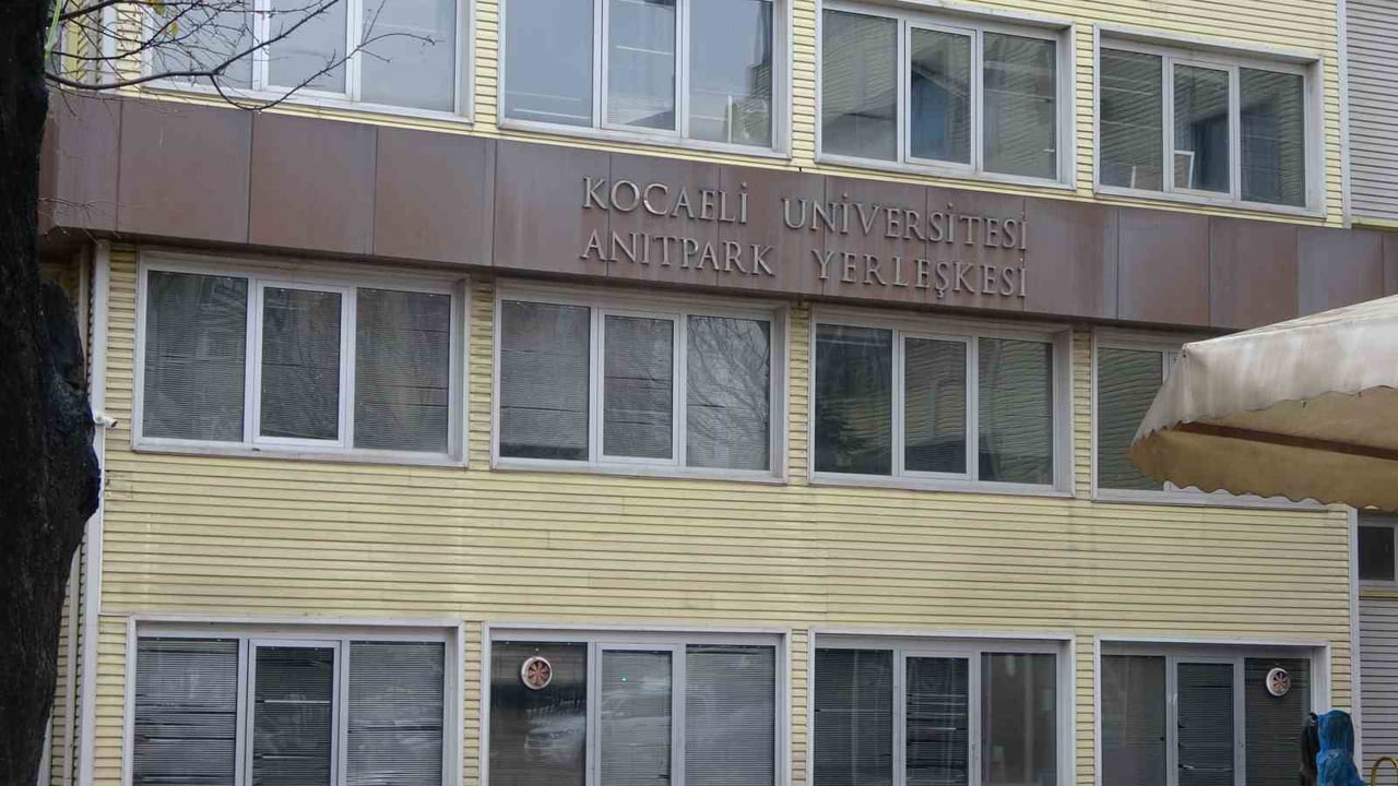 KOCAELİ ÜNİVERSİTESİ GÜZEL SANATLAR FAKÜLTESİ DEPREME DAYANIKLI OLMADIĞI GEREKÇESİYLE MÜHÜRLENDİ...