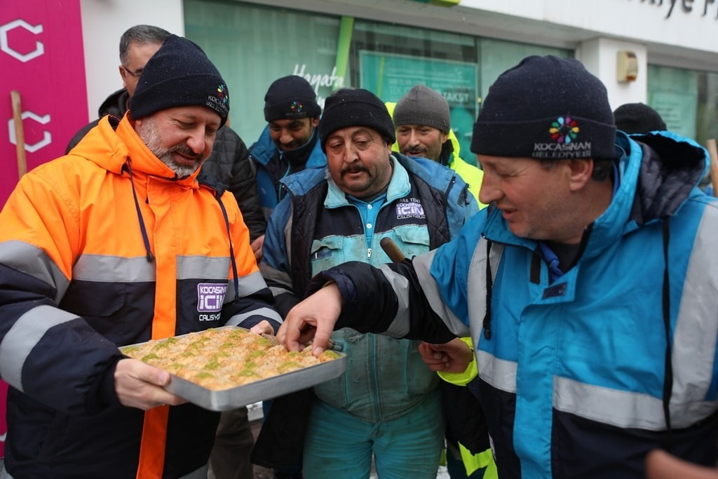 KOCASİNAN BELEDİYESİ EKİPLERİ, GECE SAATLERİNDE BAŞLAYAN VE SABAHIN ERKEN SAATLERİNE KADAR...