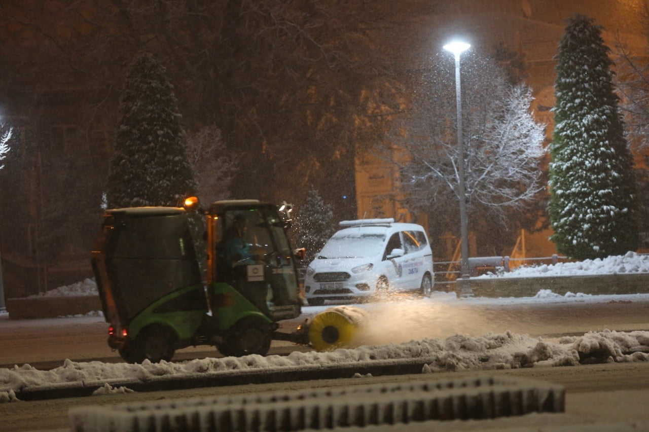 KOCASİNAN BELEDİYESİ EKİPLERİ, VATANDAŞLARIN GÜVENLİ VE KESİNTİSİZ ULAŞIMINI SAĞLAMAK AMACIYLA...