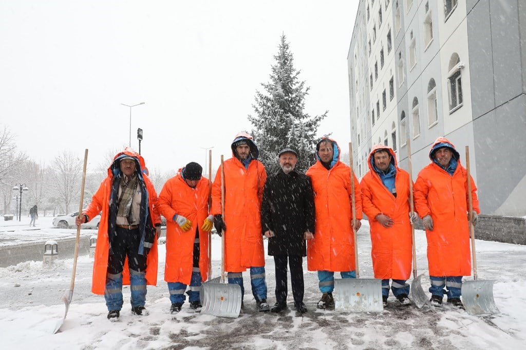 KOCASİNAN BELEDİYESİ EKİPLERİ, VATANDAŞLARIN GÜVENLİ VE KESİNTİSİZ ULAŞIMINI SAĞLAMAK AMACIYLA...