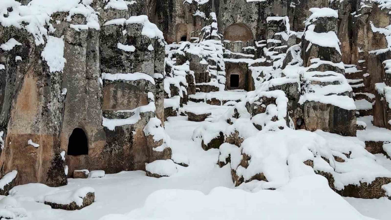 KOMMAGENE UYGARLIĞI’NIN 5 BÜYÜK KENTİNDEN BİRİ OLARAK BİLİNEN PERRE ANTİK KENTİ, ADIYAMAN’DA...