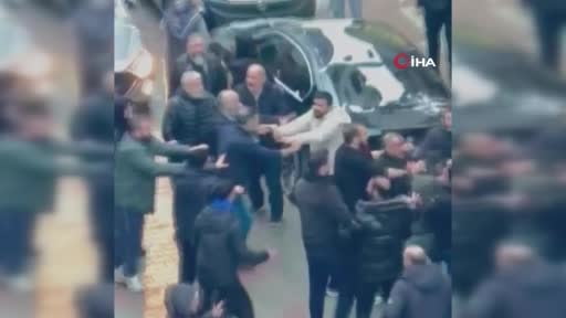 Komşuların park yeri kavgasında iki aile birbirine girdi: Ortalık savaş alanına döndü