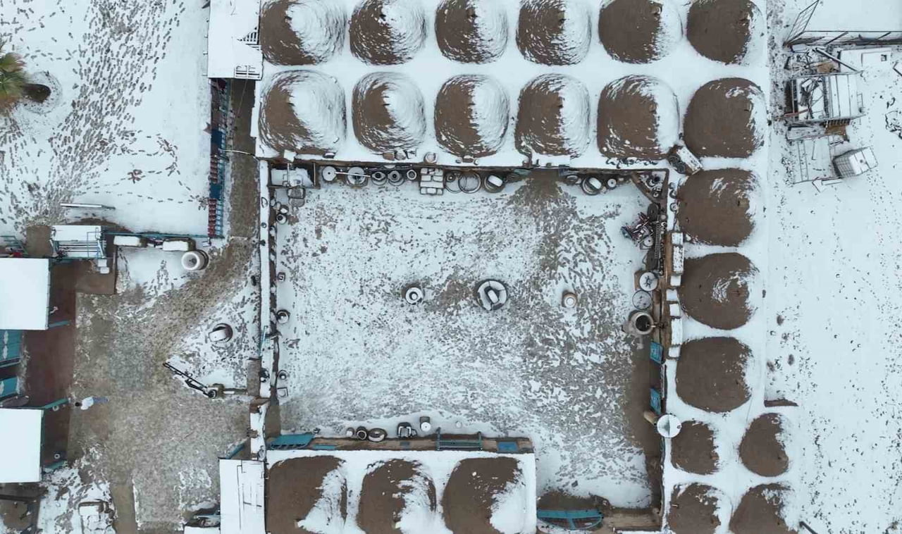 KONİK KÜMBET EVLER BEYAZ ÖRTÜ ALTINDA EŞSİZ BİR MANZARA OLUŞTURDU