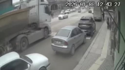 Kontrolden çıkan hafriyat kamyonu 4 aracı biçti, yaşan panik anları güvenlik kamerasında