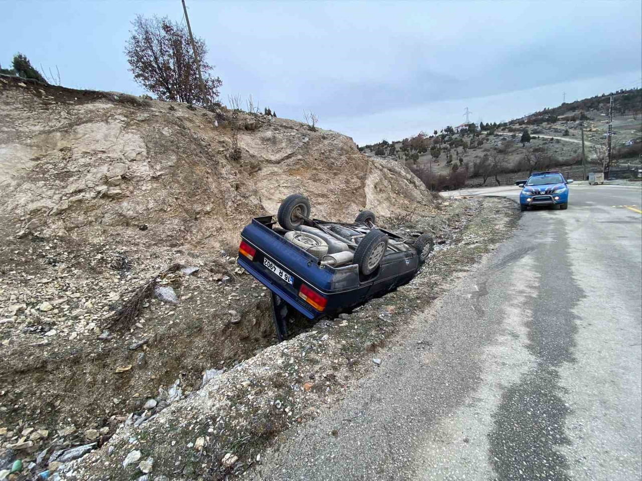 KONTROLDEN ÇIKAN OTOMOBİL TAKLA ATTI; 2 YARALI