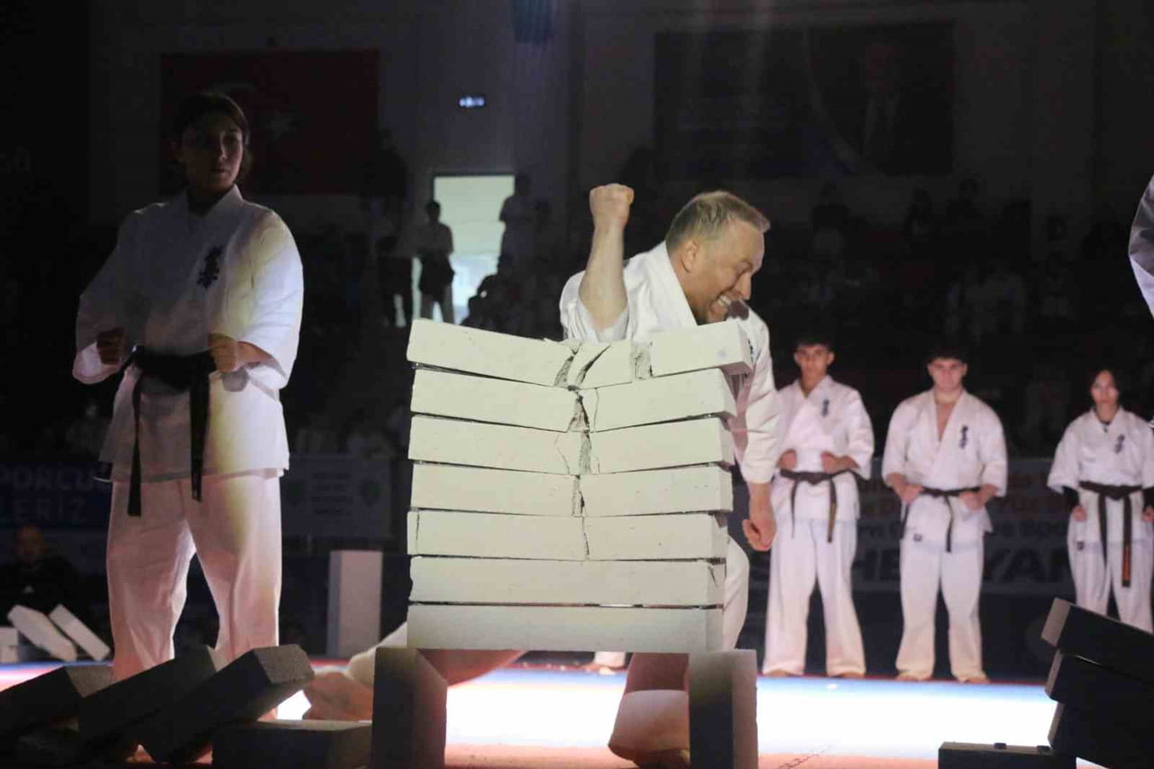 KONUŞMALARIN ARDINDAN HAKEM VE SPORCULARIN TÖREN GEÇİDİ GERÇEKLEŞTİ. GEÇİŞİN ARDINDAN SPORCULAR...