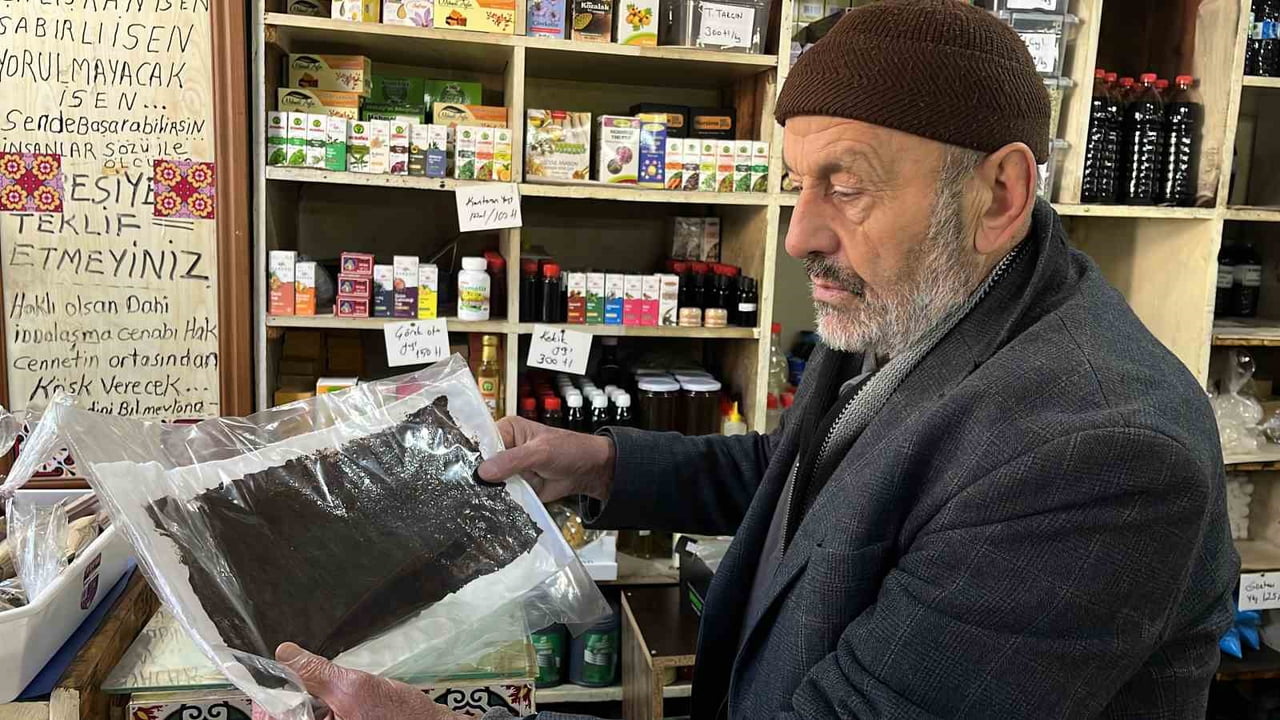 KONYA'DA DEDEDEN TORUNA AKTARILAN KATRAN USTALIĞI, SEDİR AĞACININ ÖZÜNDEN ELDE EDİLEN KATRANLA...