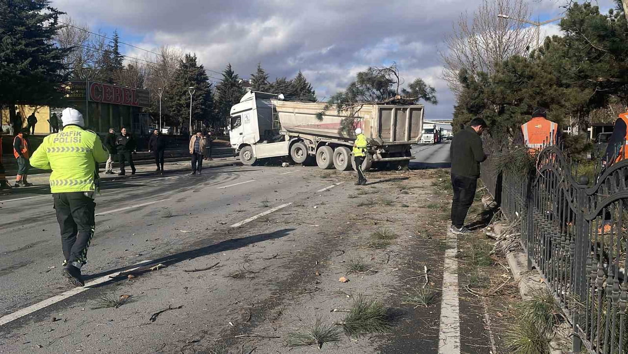 KONYA'DA SEYİR HALİNDEKİ TIR, SÜRÜCÜSÜNÜN DİREKSİYON HAKİMİYETİNİ KAYBETMESİ SONUCU REFÜJDEKİ...