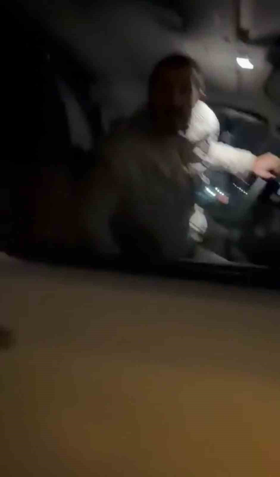 KONYA'DA TRAFİKTE SÜRÜCÜLER ARASINDA ÇIKAN VE CEP TELEFONU KAMERASINA YANSIYAN BIÇAKLI KAVGANIN...