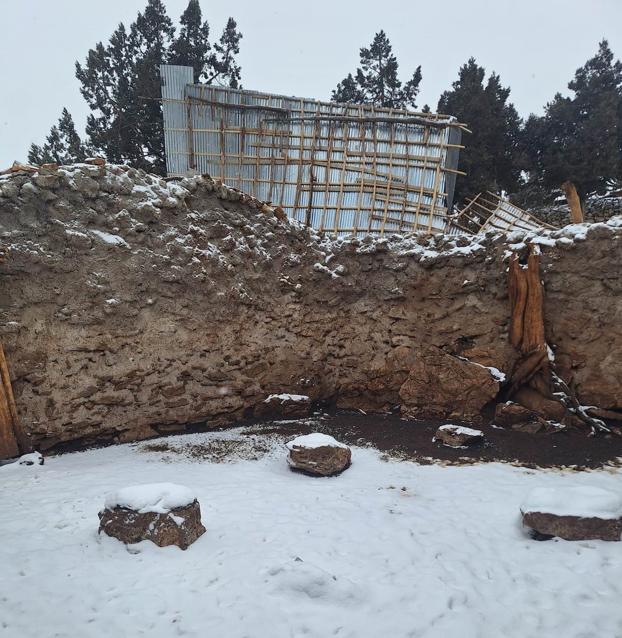 KONYA'NIN BOZKIR İLÇESİNDE ŞİDDETLİ FIRTINA NEDENİYLE BİR AHIRIN ÇATISI UÇTU.