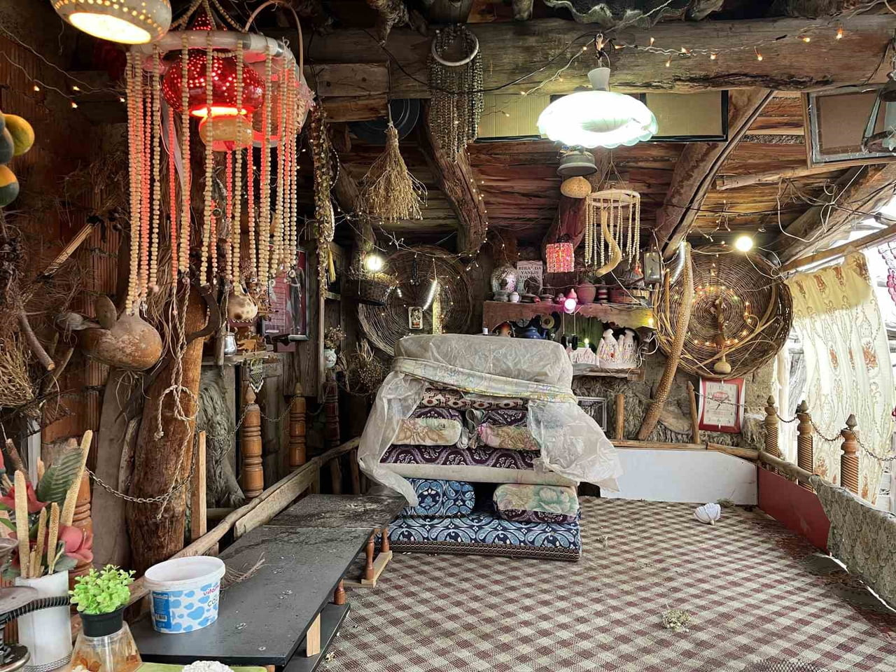 KONYA’DA 30 YILI AŞKIN SÜREDİR EŞYALAR TOPLAYIP EVİNİN BAHÇESİNDE SERGİLİYOR.