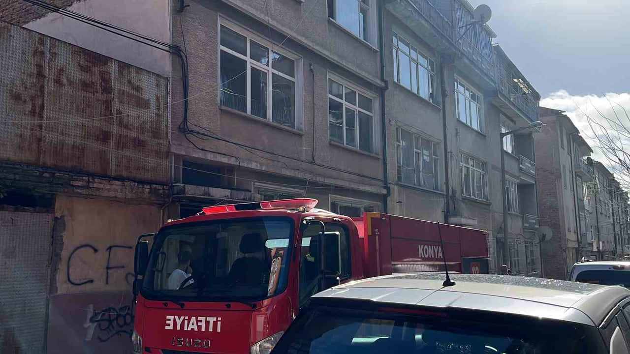KONYA’DA BİR APARTMANIN 3. KATINDA ÇIKAN YANGINDA 2 KİŞİ DUMANDAN ETKİLENEREK HASTANEYE...