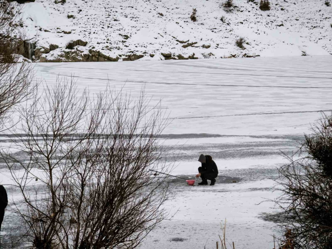 KONYA’DA BULUMYA GÖLETİ’NİN YÜZEYİ SOĞUK HAVA NEDENİYLE TAMAMEN BUZ TUTTU.