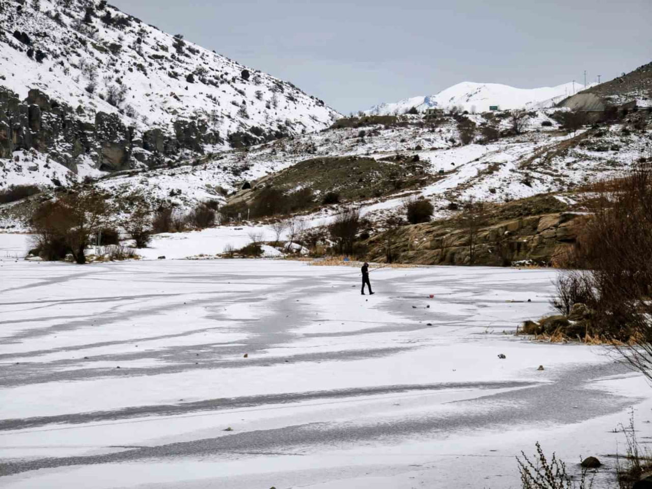 KONYA’DA BULUMYA GÖLETİ’NİN YÜZEYİ SOĞUK HAVA NEDENİYLE TAMAMEN BUZ TUTTU.