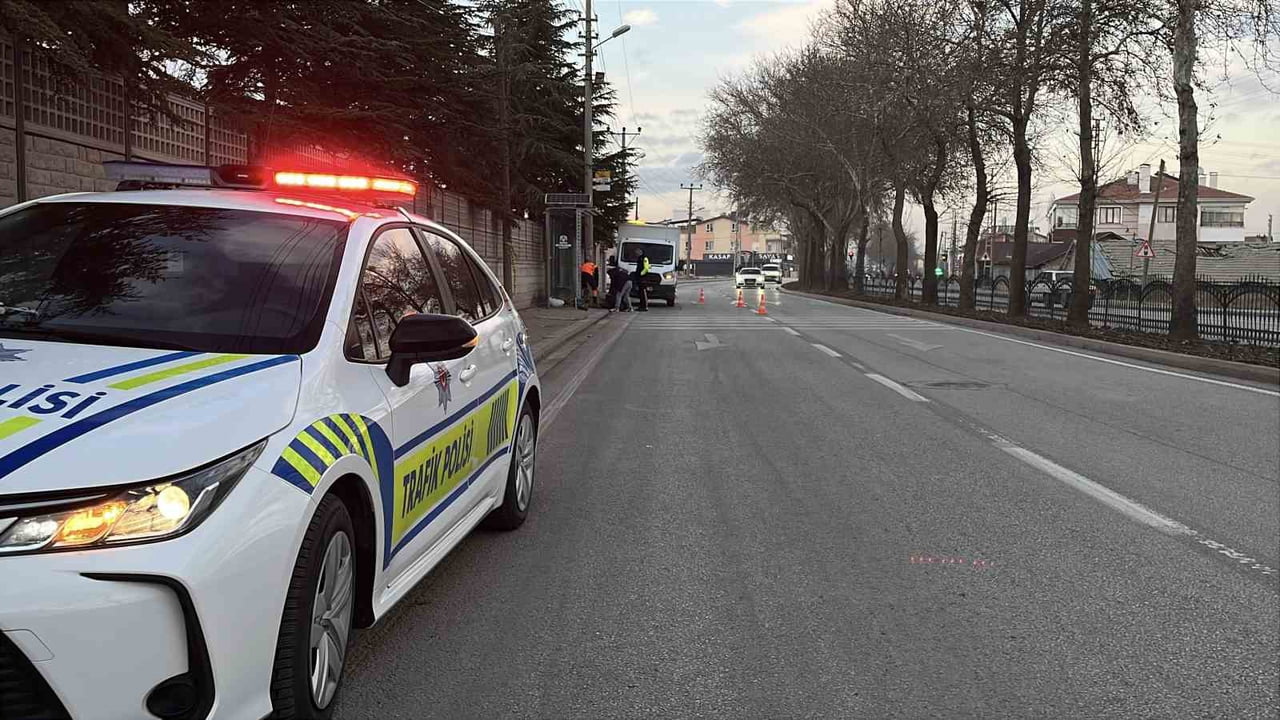 KONYA’DA KONTROLDEN ÇIKAN MOTOSİKLETİN OTOBÜS DURAĞINA ÇARPMASI SONUCU 1 KİŞİ HAYATINI...