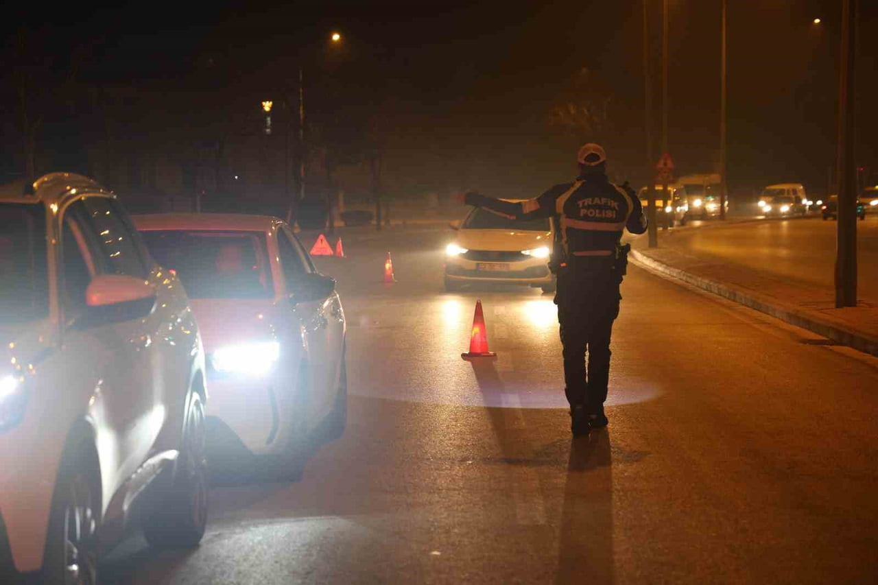 KONYA EMNİYET MÜDÜRLÜĞÜ, 2025 YILI BOYUNCA KENT GENELİNDE YÜRÜTÜLEN HUZUR VE GÜVEN UYGULAMALARINA...
