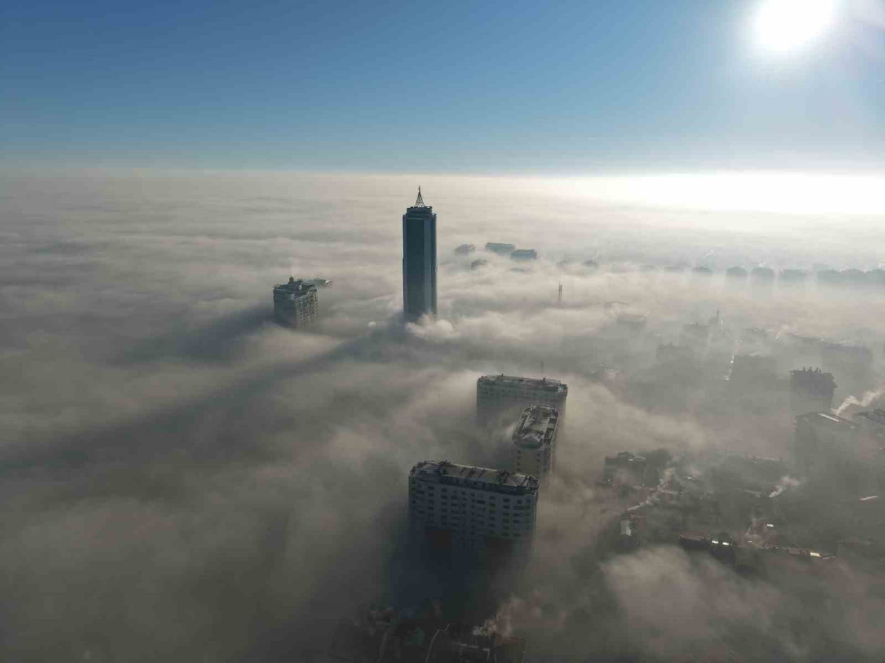 KONYA KENT MERKEZİNDE SABAH SAATLERİNDE ETKİLİ OLAN YOĞUN SİS, HAVADAN DRON İLE...