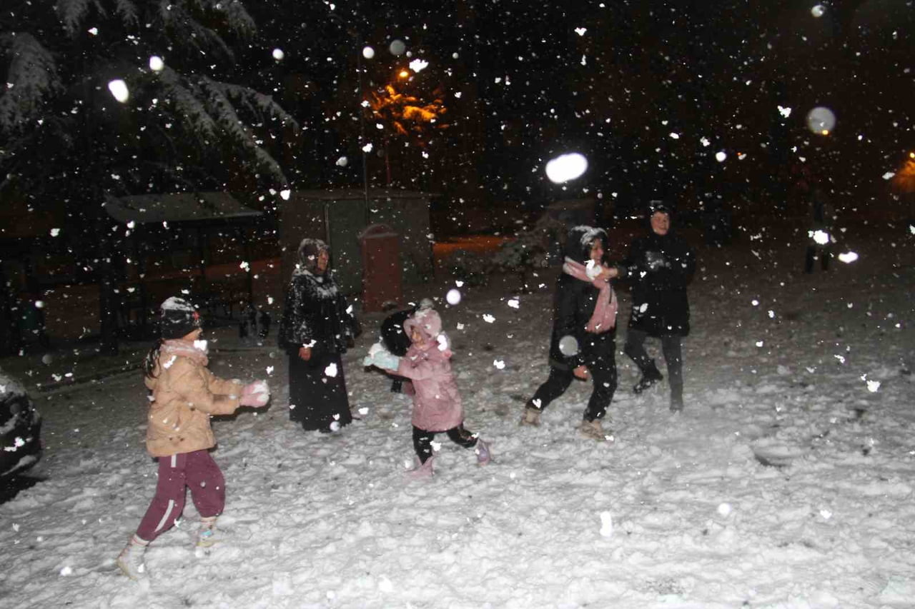 KONYA’NIN BEYŞEHİR İLÇESİNDE GÜN BOYUNCA ETKİLİ OLAN YAĞMUR, AKŞAM SAATLERİNDE YERİNİ KAR YAĞIŞINA...