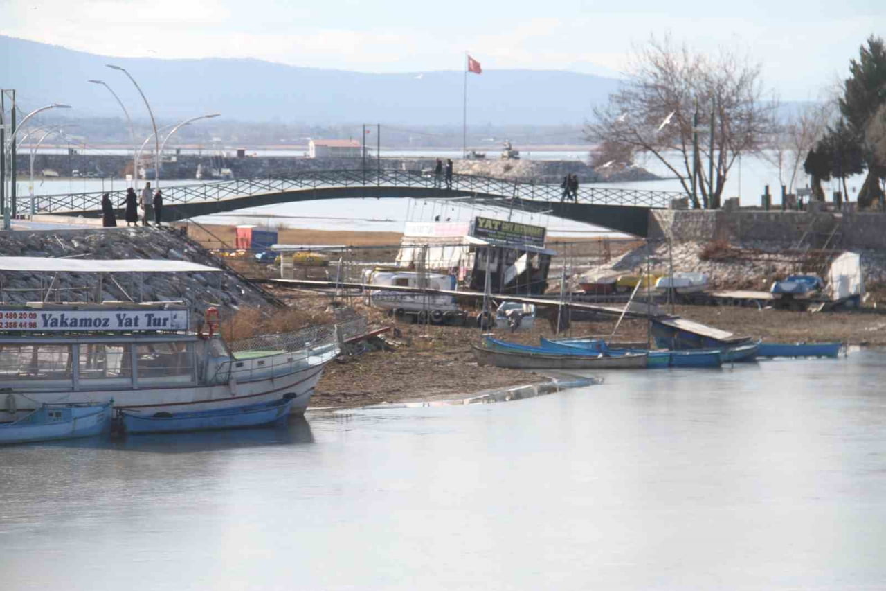 KONYA’NIN BEYŞEHİR İLÇESİNDE KAR YAĞIŞININ ETKİSİNİ KAYBETMESİ SONRASINDA GELEN ŞİDDETLİ SOĞUKLAR...