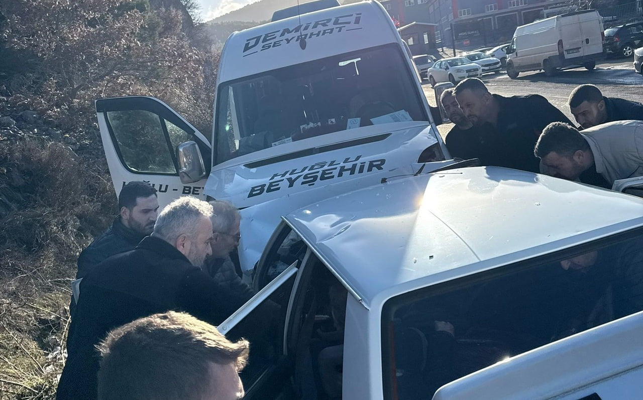 KONYA’NIN BEYŞEHİR İLÇESİNDE OTOMOBİL İLE YOLCU MİNİBÜSÜNÜN ÇARPIŞMASI SONUCU MEYDANA GELEN KAZADA...