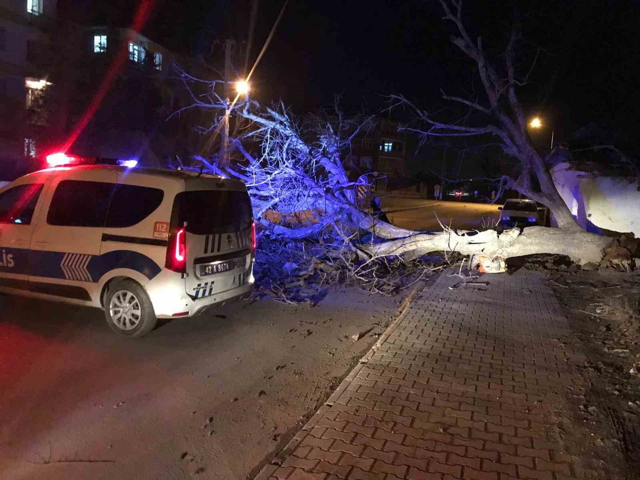 KONYA’NIN EREĞLİ İLÇESİNDE SABAH SAATLERİNDEN İTİBAREN ETKİSİNİ GÖSTEREN ŞİDDETLİ RÜZGAR, REKLAM...