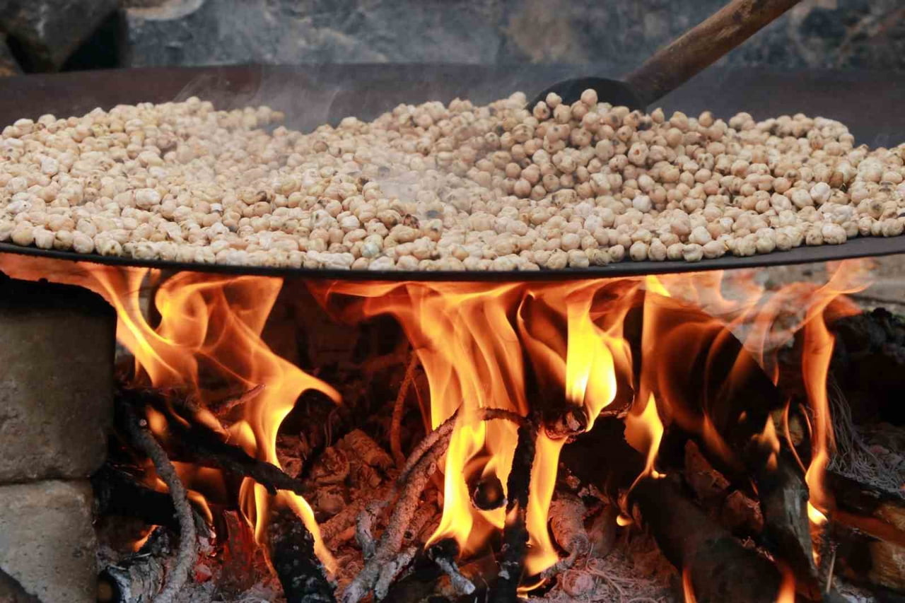 KONYA’NIN HADİM İLÇESİNDE, TÜRK MUTFAĞININ BİNLERCE YILLIK LEZZETLERİNDEN BİRİ OLAN KAVUT UNU...