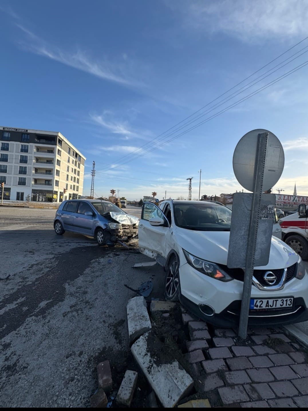 KONYA’NIN KARAPINAR İLÇESİNDE MEYDANA GELEN TRAFİK KAZASINDA 3 KİŞİ YARALANDI