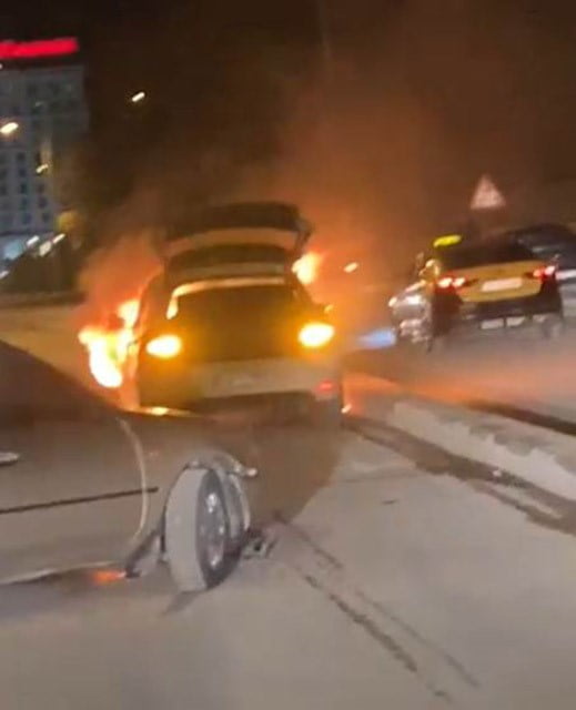 KONYA’NIN KARAPINAR İLÇESİNDE SEYİR HALİNDEKİ OTOMOBİLDE YANGIN ÇIKTI.