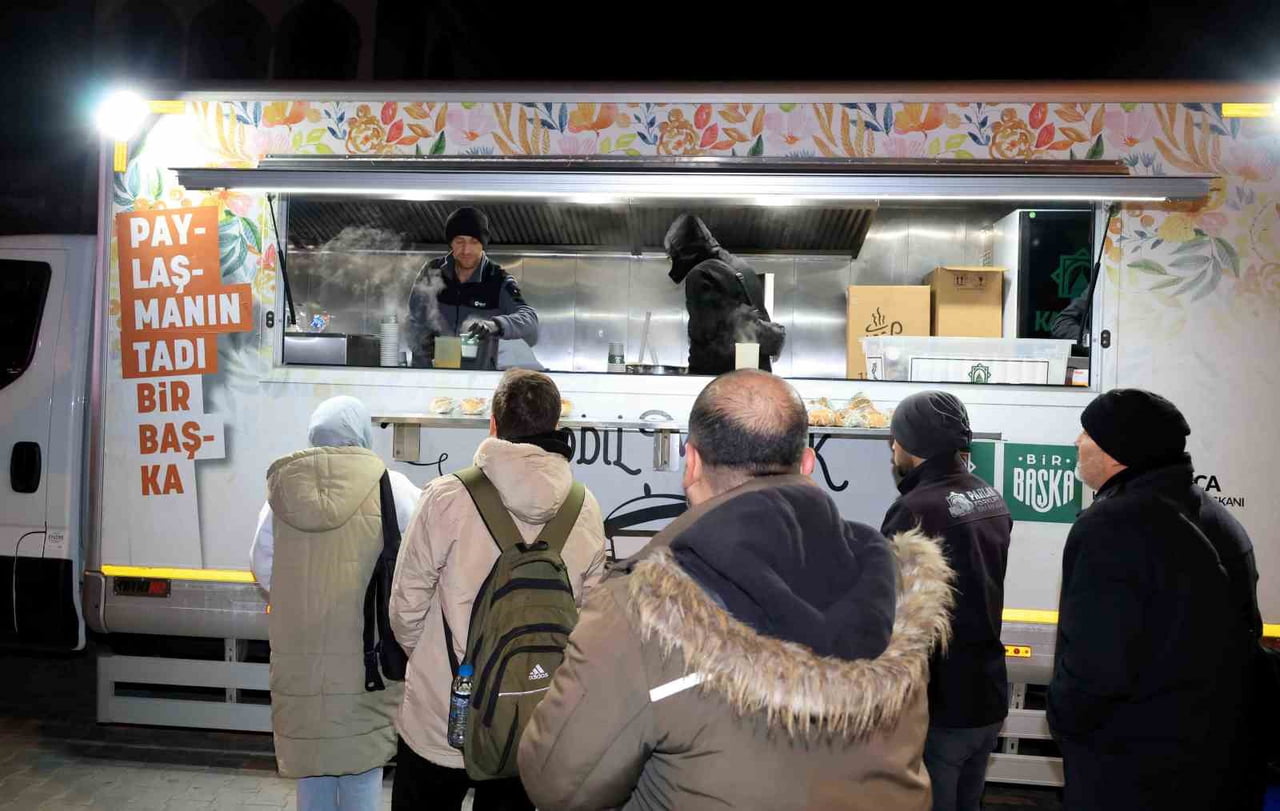 KONYA’NIN MERKEZ KARATAY İLÇE BELEDİYESİ, KIŞ ŞARTLARININ ETKİLİ OLDUĞU GÜNLERDE MOBİL İKRAM...