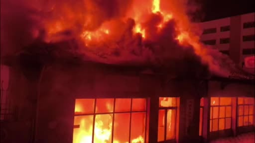 Korkutan yangın: Akaryakıt istasyonun yanındaki bina alevlere teslim oldu