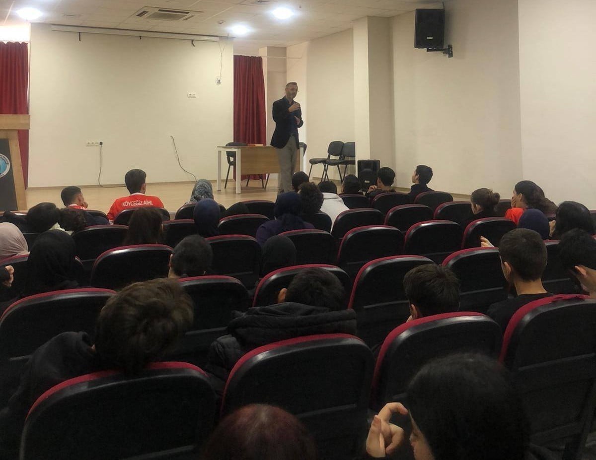 KÖYCEĞİZ’DE KADINLARA VE ÖĞRENCİLERE YÖNELİK MİRAÇ KANDİLİ PROGRAMI DÜZENLENDİ