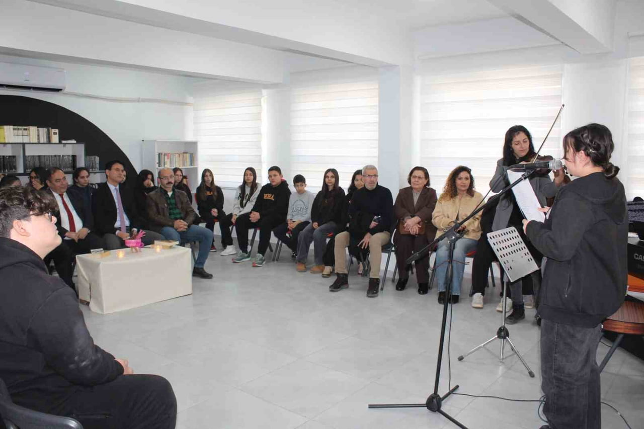 KÖYCEĞİZLİ ÖĞRENCİLERDEN ŞİİR VE MÜZİK DİNLETİSİ