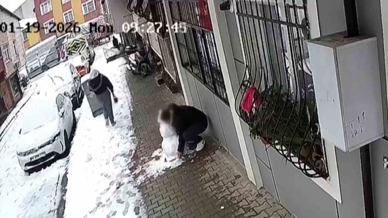 KÜÇÜKÇEKMECE'DE BİR KİŞİ, ÇOCUKLARIN YAPTIĞI KARDAN ADAMI ALIP GÖTÜRDÜ.