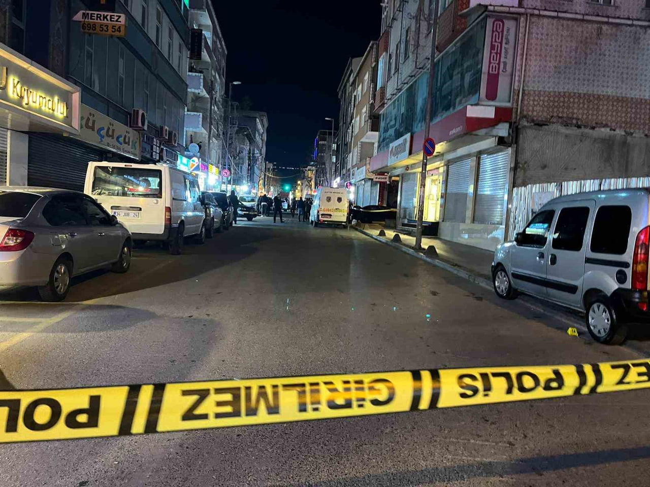 KÜÇÜKÇEKMECE'DE SOKAKTA SİLAHLI SALDIRIYA UĞRAYAN 3 KİŞİDEN 2’Sİ KALDIRILDIKLARI HASTANEDE...