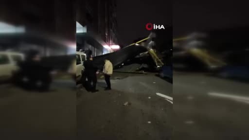 Küçükçekmece’de çatı bir aracın üzerine düştü: Sokak geçişe kapatıldı