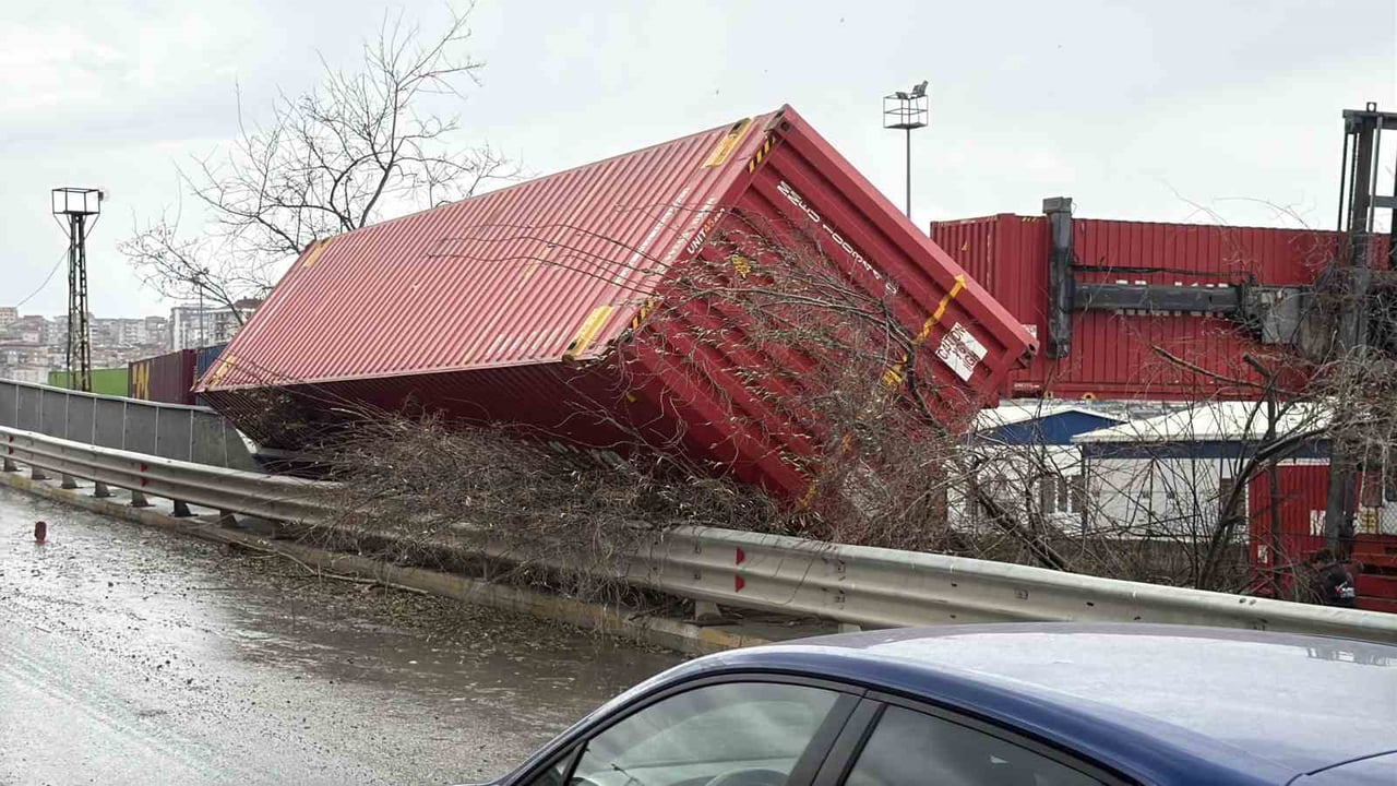 KÜÇÜKÇEKMECE HALKALI ESKİ GÜMRÜK SAHASINDA ŞİDDETLİ RÜZGAR KONTEYNIRLARI DEVİRDİ.