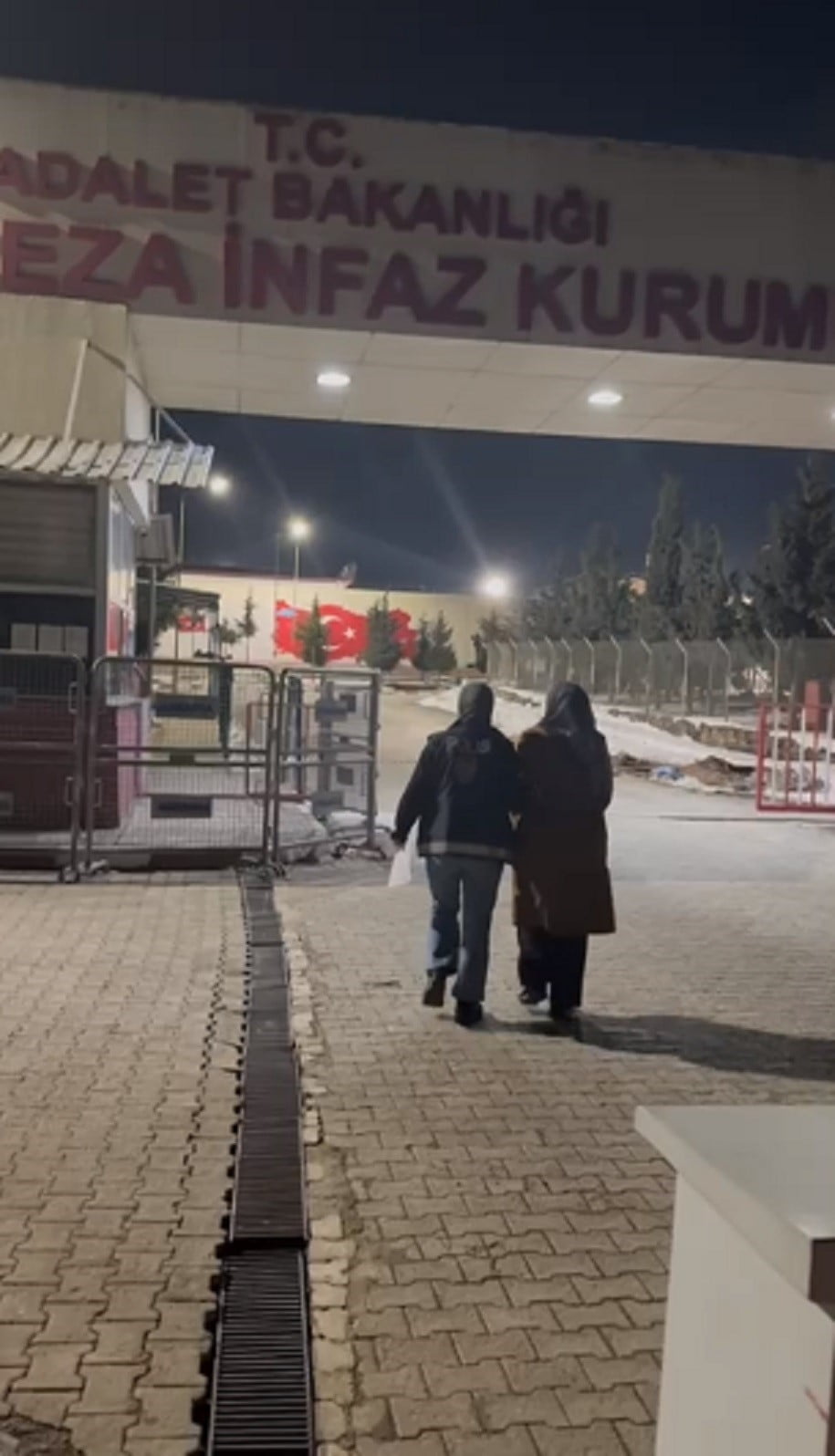 KUMLU’DA HAPİS CEZASI İLE ARANAN KADIN ŞÜPHELİ YAKALANDI