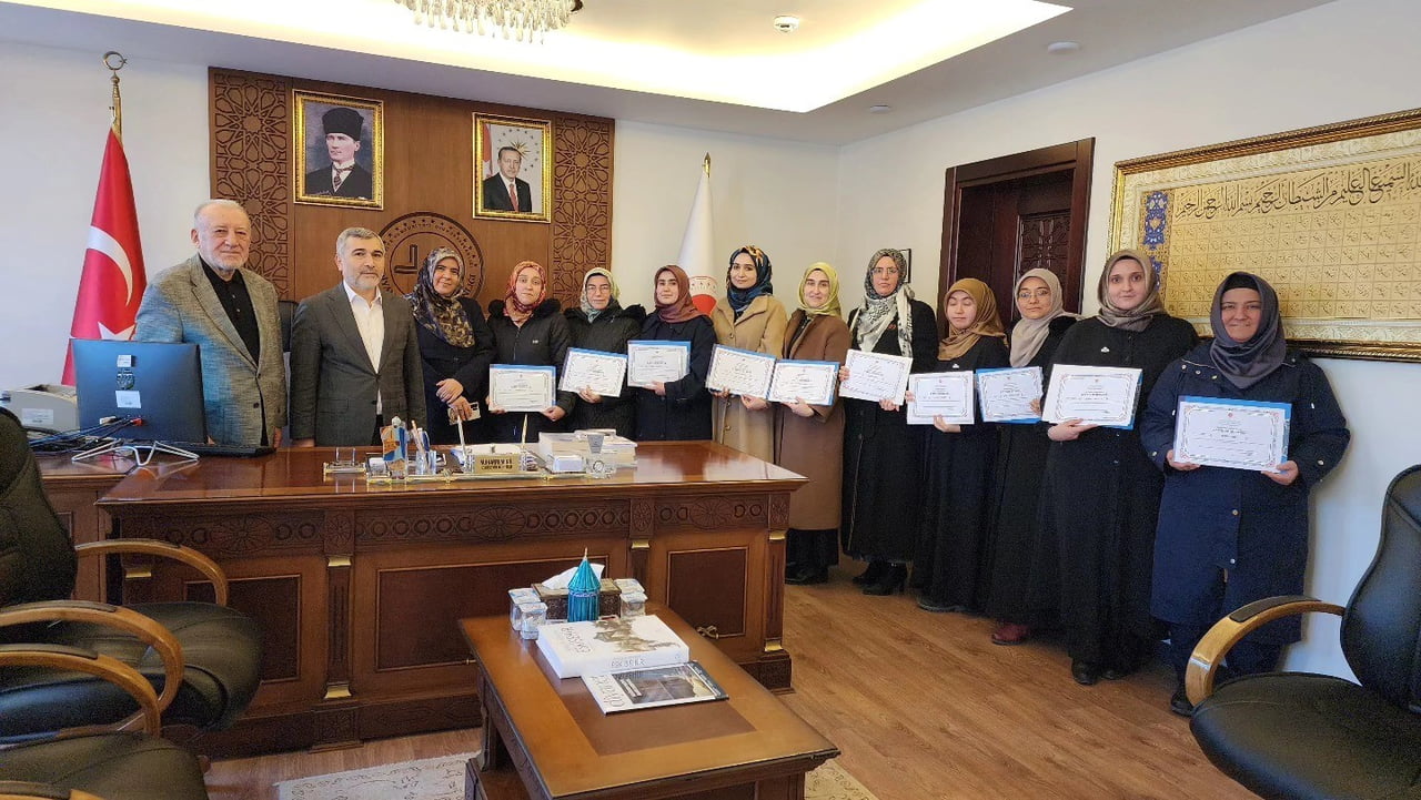 KUR’AN KURSU ÖĞRETİCİLERİNE SERTİFİKALARI, ESKİŞEHİR İL MÜFTÜSÜ MUHARREM GÜL TARAFINDAN TAKDİM...
