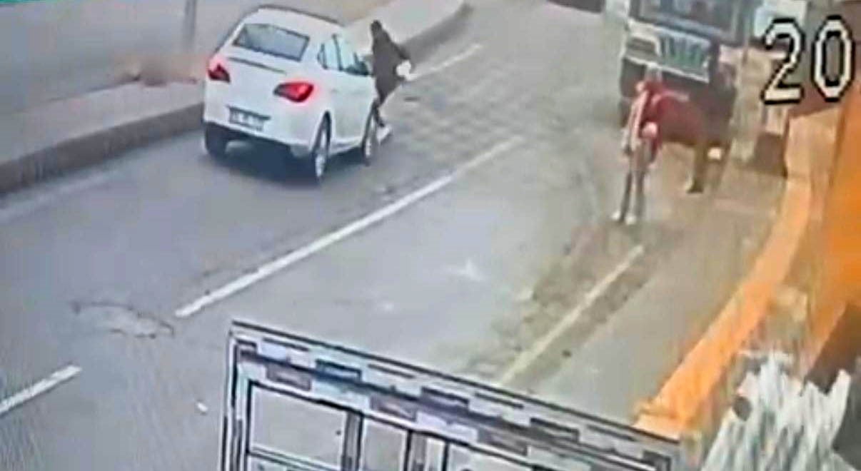 KURTALAN İLÇESİNDE OTOMOBİLİN BİR YAYAYA ÇARPTIĞI ANLAR GÜVENLİK KAMERASINA YANSIDI.