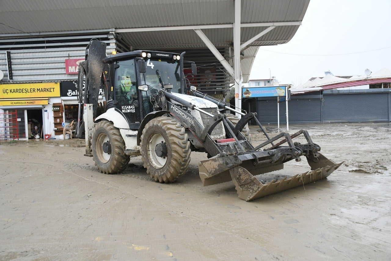 KUŞADASI BELEİDYESİ SELİN YARALARINI SARMAK İÇİN ÇALIŞMALARINI GÜN BOYU SÜRDÜRDÜ