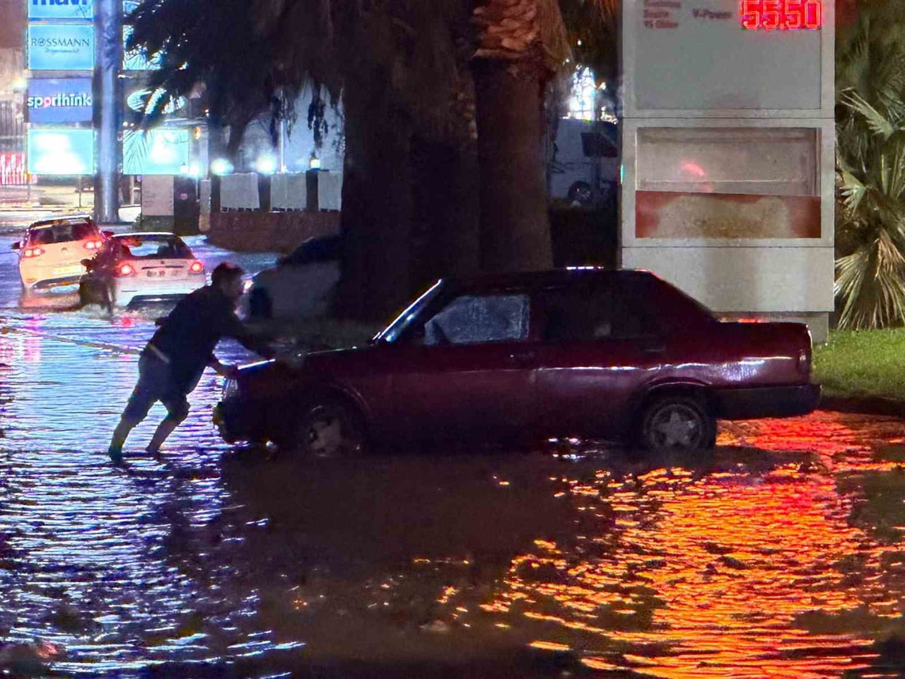 KUŞADASI’NDA SAĞANAK YAĞIŞ YOLLARI GÖLE ÇEVİRDİ