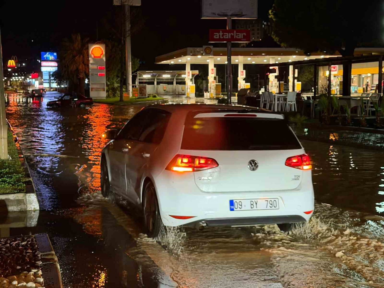 KUŞADASI’NDA SAĞANAK YAĞIŞ YOLLARI GÖLE ÇEVİRDİ