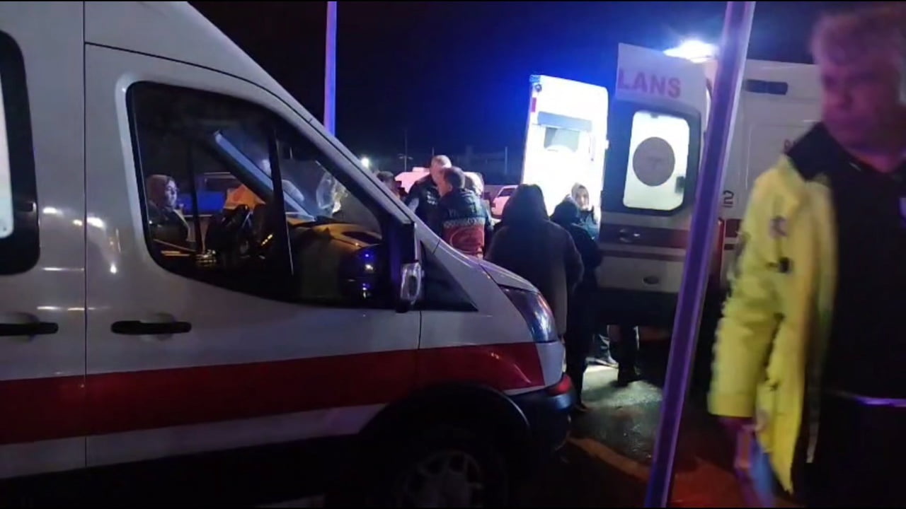 KÜTAHYA'DA AMBULANS İLE OTOMOBİL ÇARPIŞTI: 1 YARALI